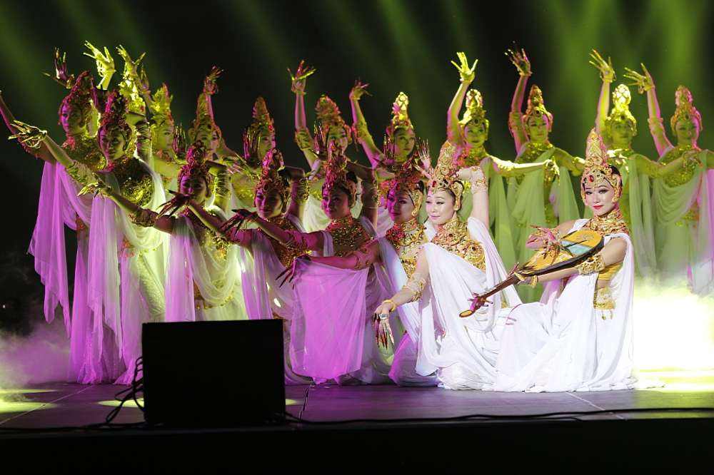 一、靈動的思想  “創意”不僅是演藝的靈魂，更是社會發展進步的要素。有了一個好的創意，演藝便會事半功倍。同樣我們開展的演藝能被廣大師生所接受并認可，就更離不開合理的安排、精心的設計、巧妙的構思。因此，建立一種清晰合理、開拓創新的思維軌跡是辦好演藝的基礎。創意思路的優劣，主要區別在于思維方式的不同，具有“靈感”的演藝常常帶著時代的氣息與強大的生命力。正確的定位演藝我們需要作到以下幾點：