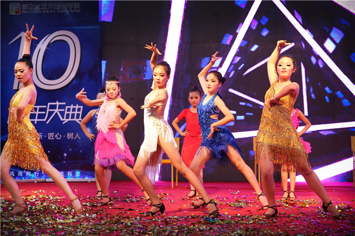 都江堰演出公司舞臺照明燈需達到四個基本要求